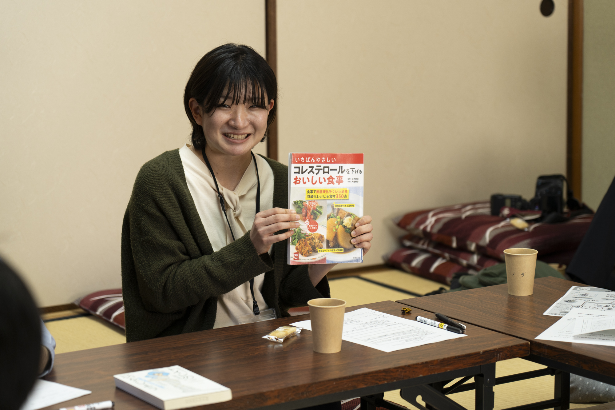 選んだ本を紹介する参加者の笑顔