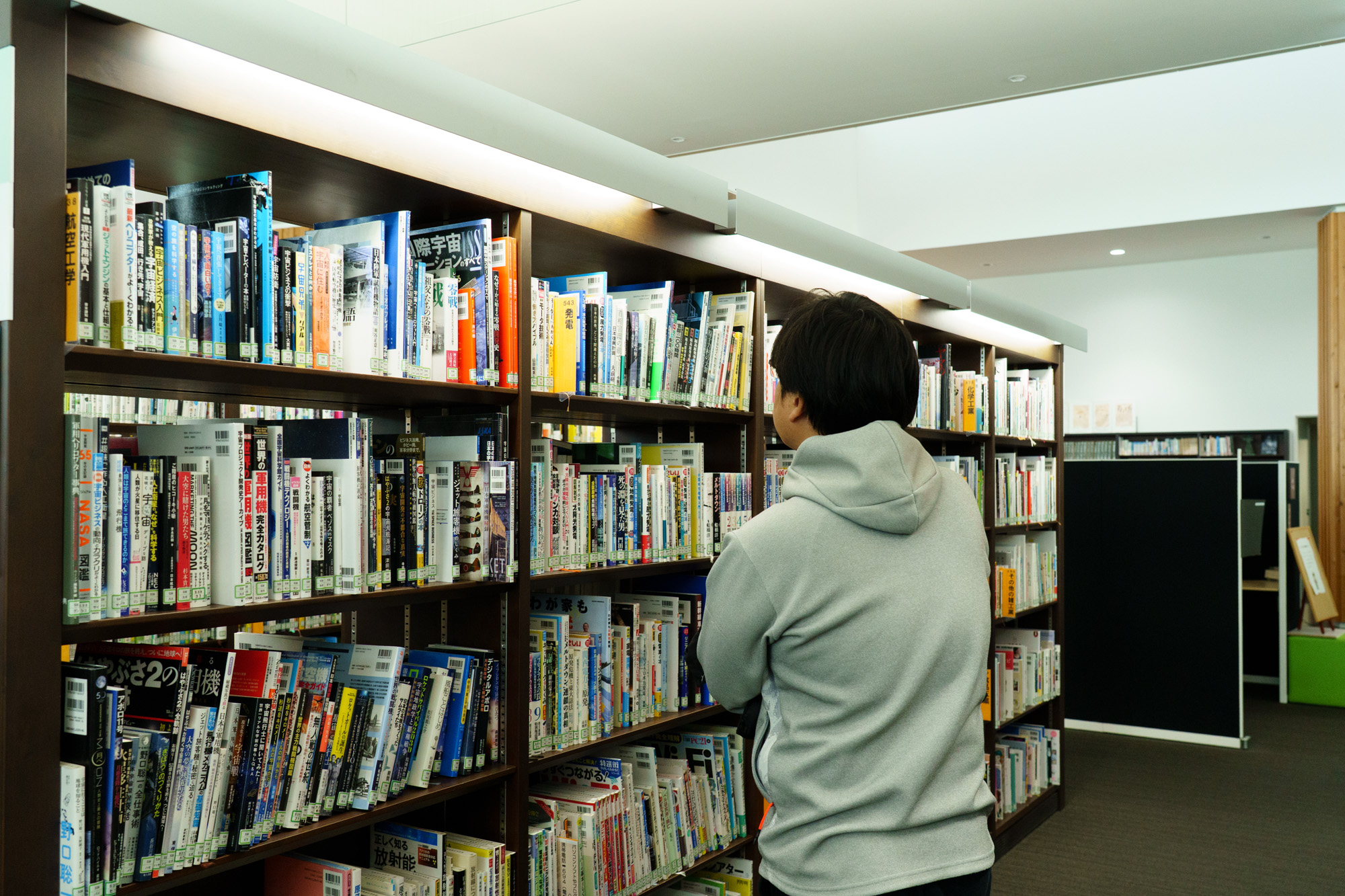 書架で本を選ぶ参加者