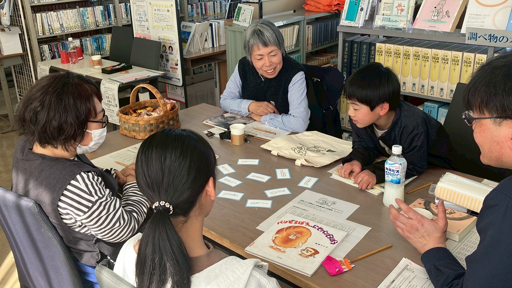 本を選んだ理由を語り合う参加者