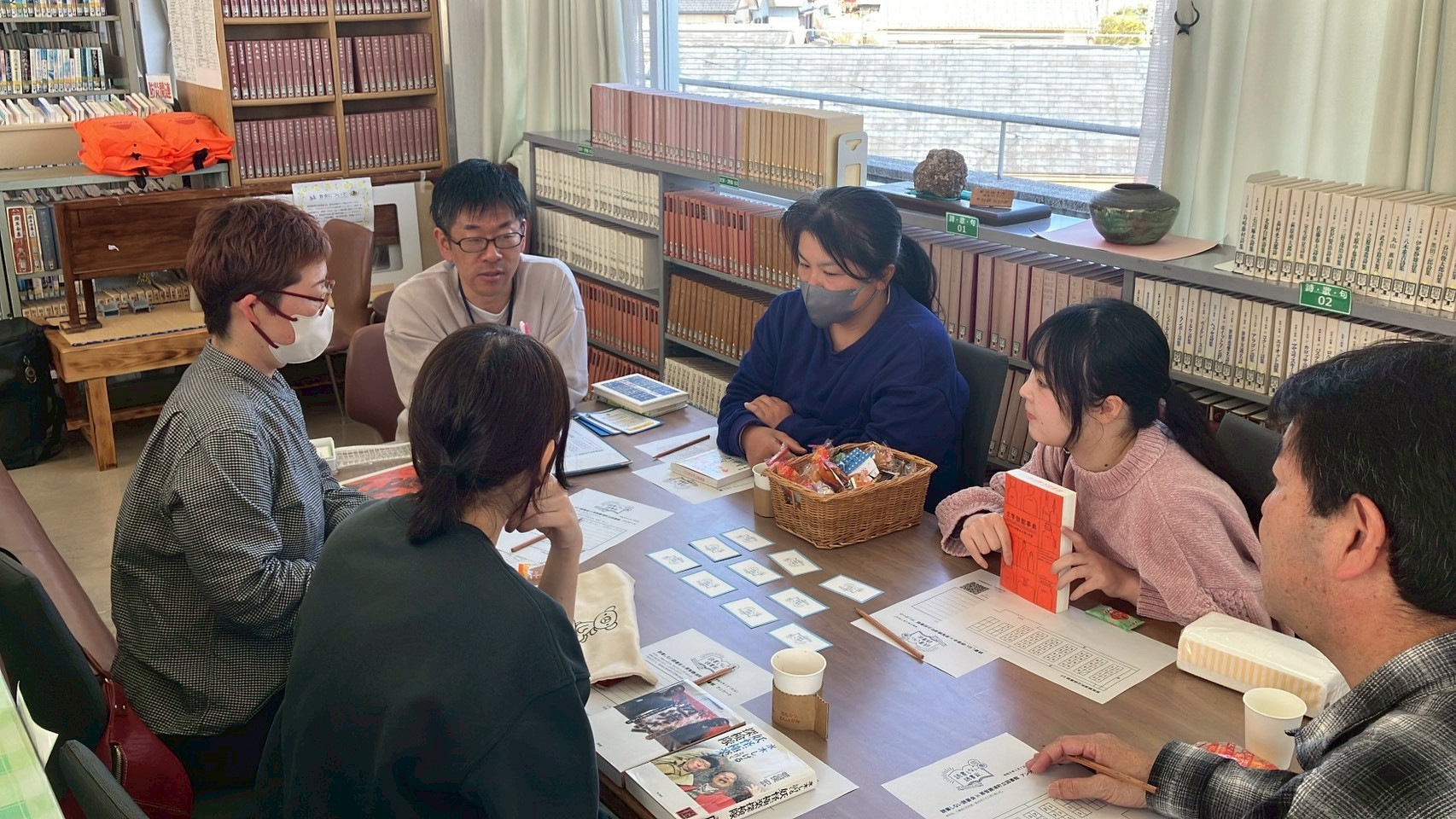 図書館で開催した読書しない読書会の様子