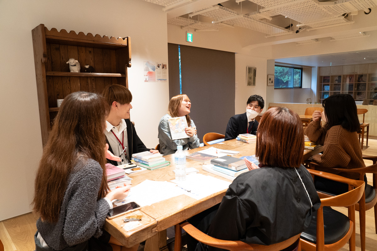 早稲田大学での読書しない読書会の様子