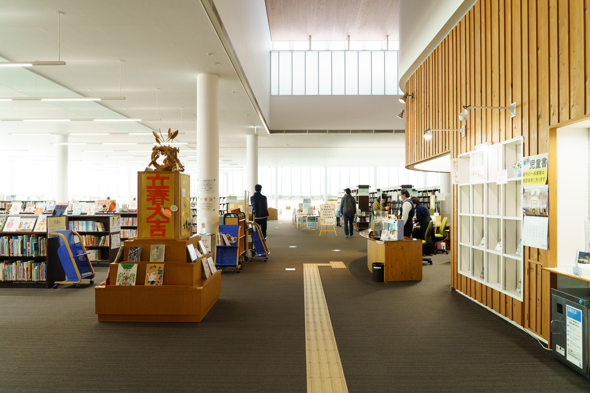 田辺市立図書館の館内の様子