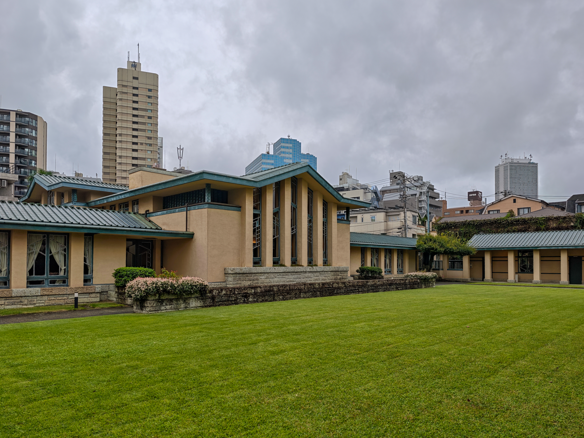 自由学園 明日館 外観と芝生の中庭