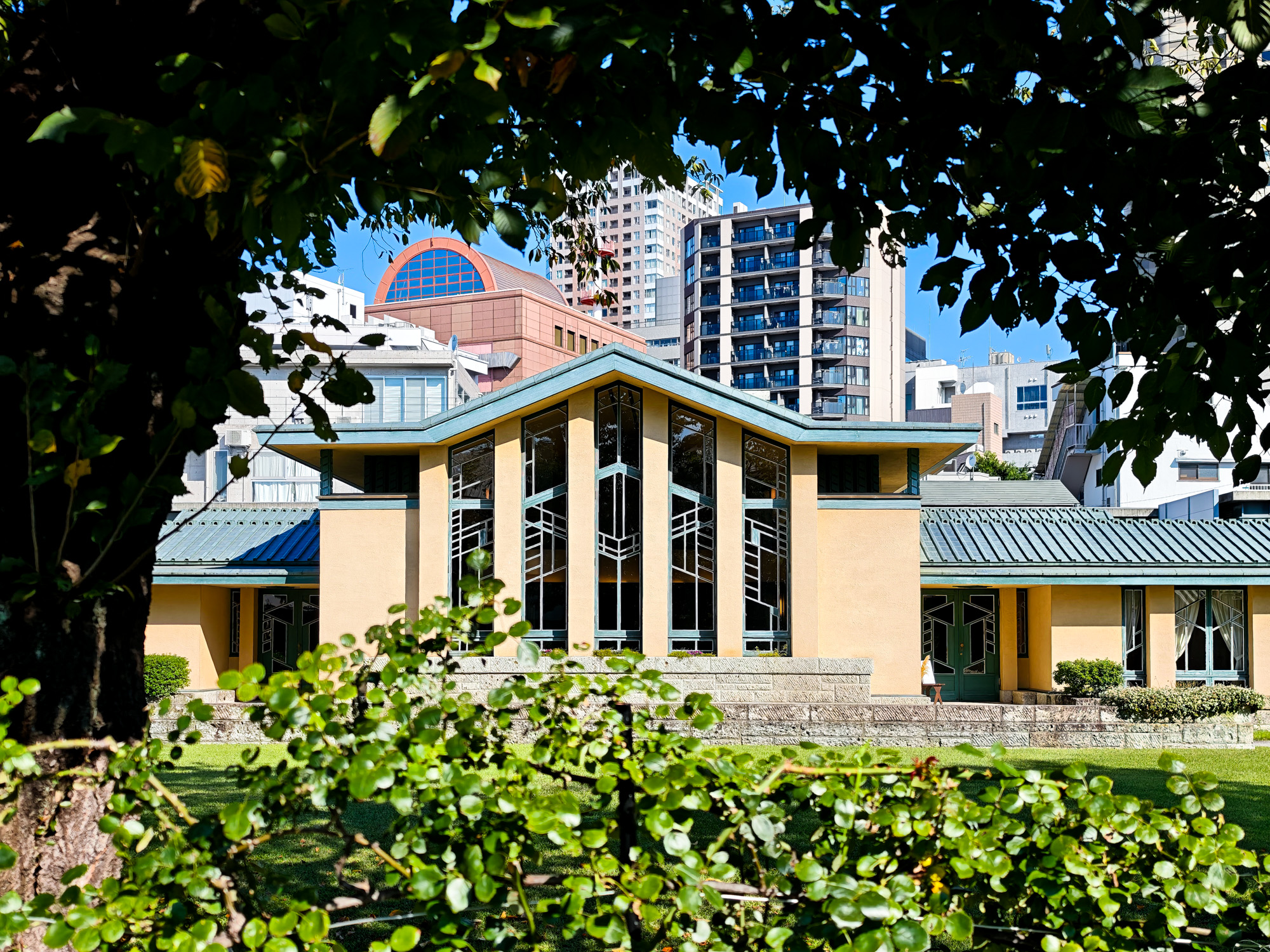 自由学園 明日館 外観と中庭